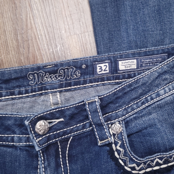 Miss Me Signature Boot Embroidered Flower Pockets Rhinestones Designer Jeans 32 - Picture 7 of 11